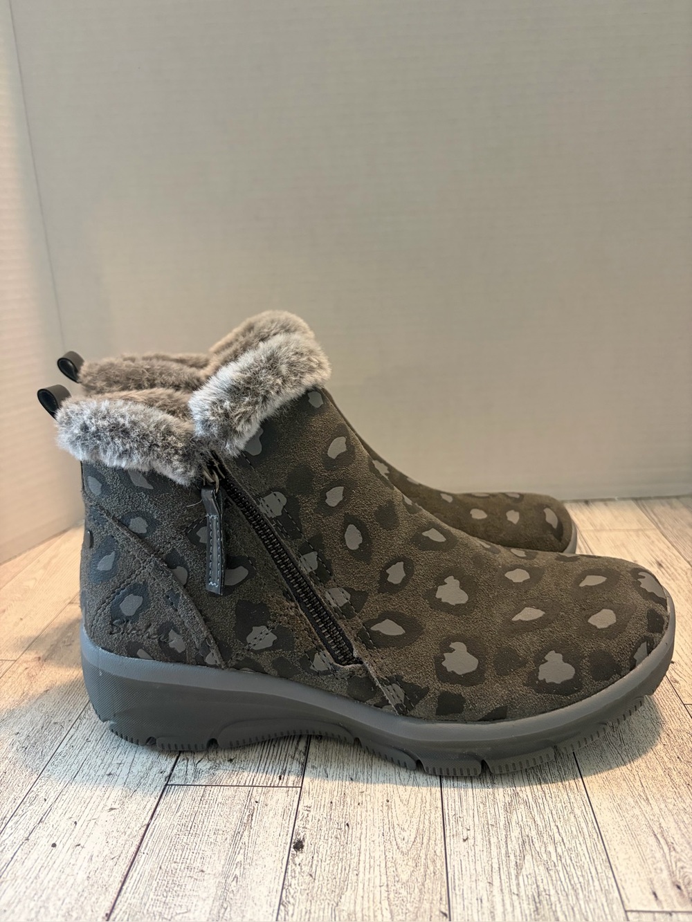 Skechers On The Go Joy Snow Kitty Women's 8.5M Leopard Faux Fur Lined Booties